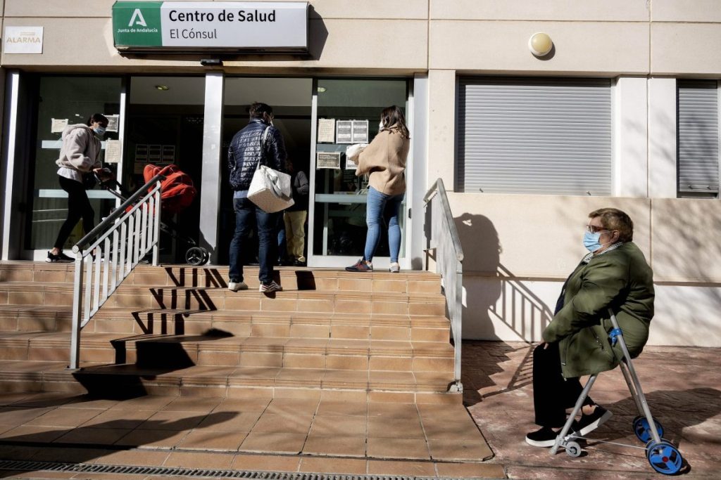 Unas personas hacen cola para conseguir una cita con su médico de cabecera en un centro de salud de Málaga.