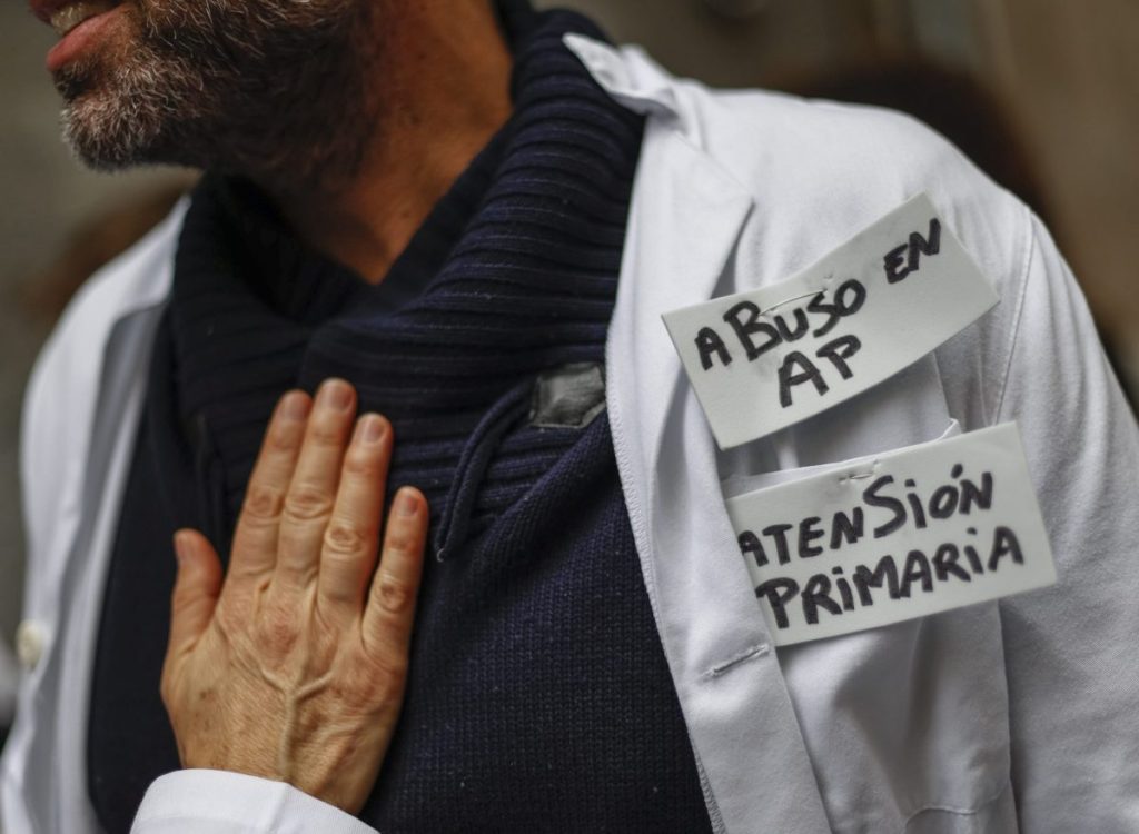 Sanitarios de Atención Primaria durante una concentración de protesta en Madrid.