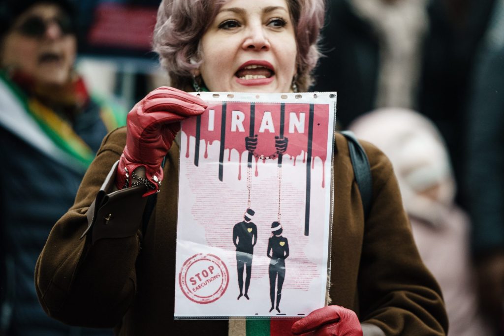 Una mujer sostiene una pancarta durante una manifestación en Berlín contra las represalias del Gobierno iraní por los protestas que sacuden el país tras la muerte de Masha Amini