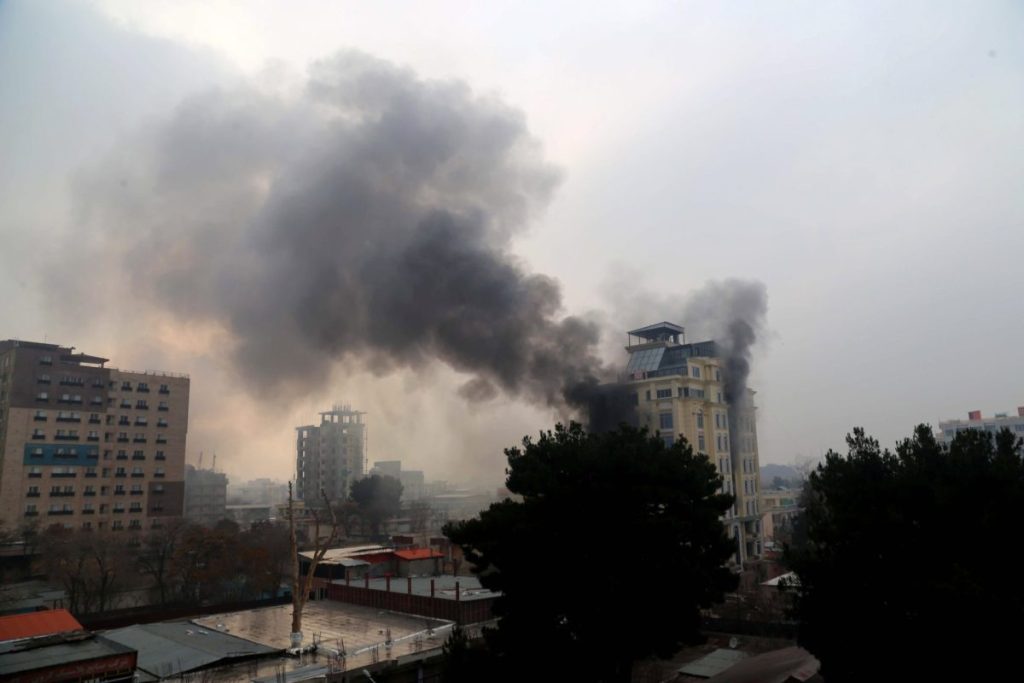 Imagen de archivo del atentado prepretrado contra un hotel de Kabul el pasado mes de diciembre,