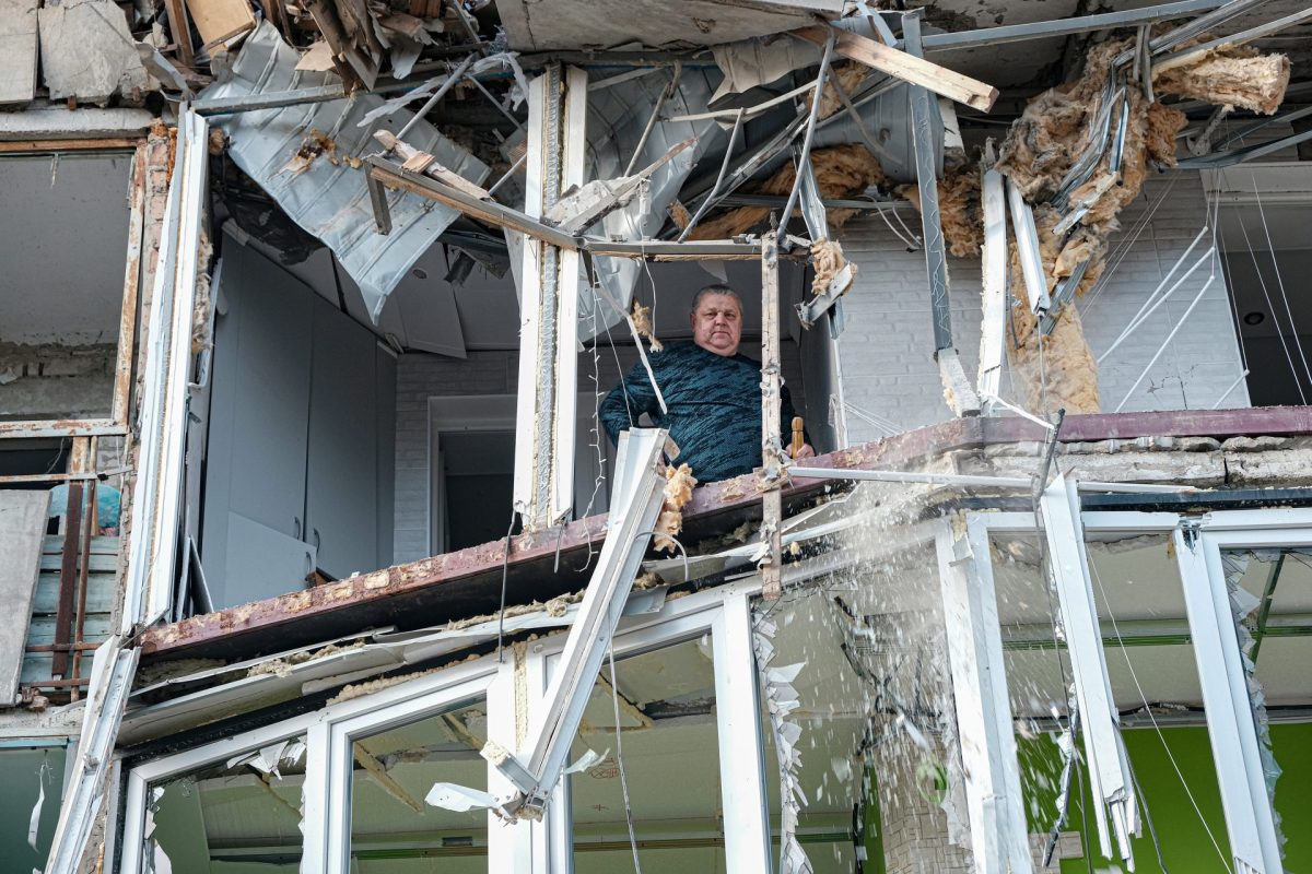 Un hombre camina entre los escombros de un apartamento destruido tras un bombardeo en la ciudad ucraniana de Jerson.
