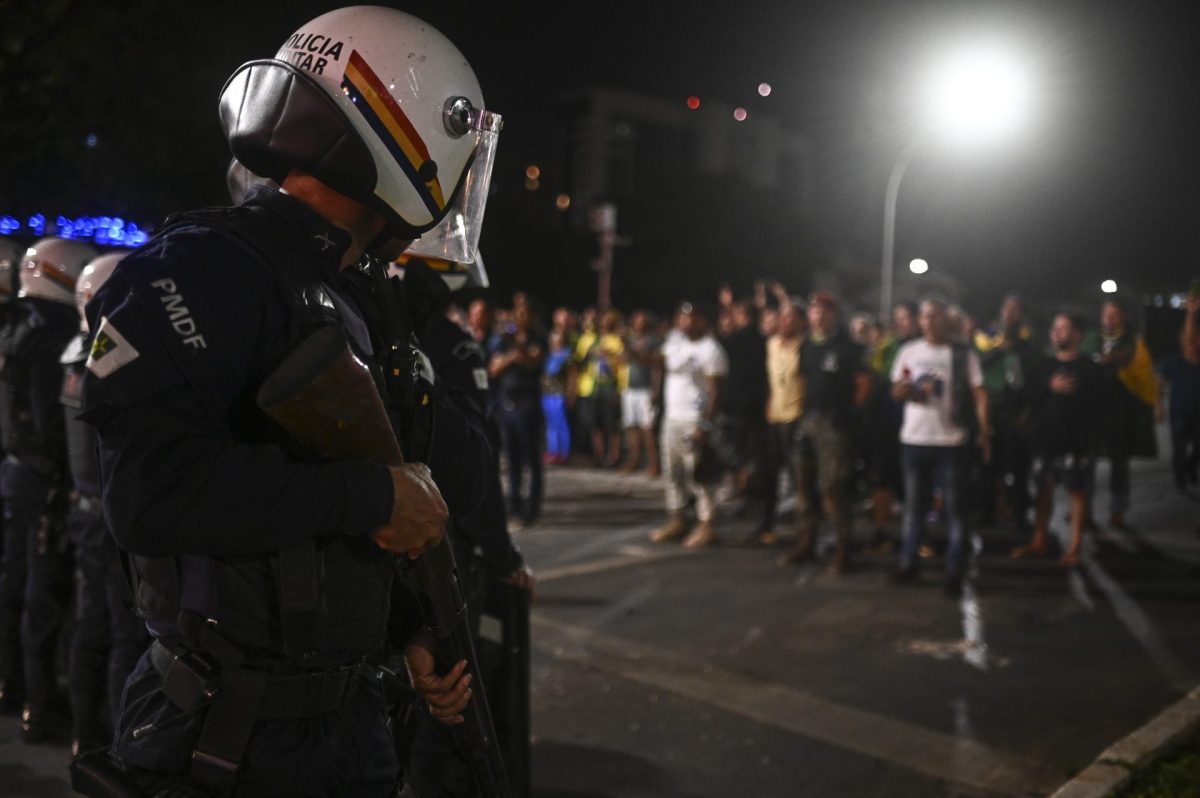 Policías intentaban dispersar el pasado lunes una manifestación de seguidores del saliente presidente de Brasil, Jair Bolsonaro, en Brasilia (Brasil)