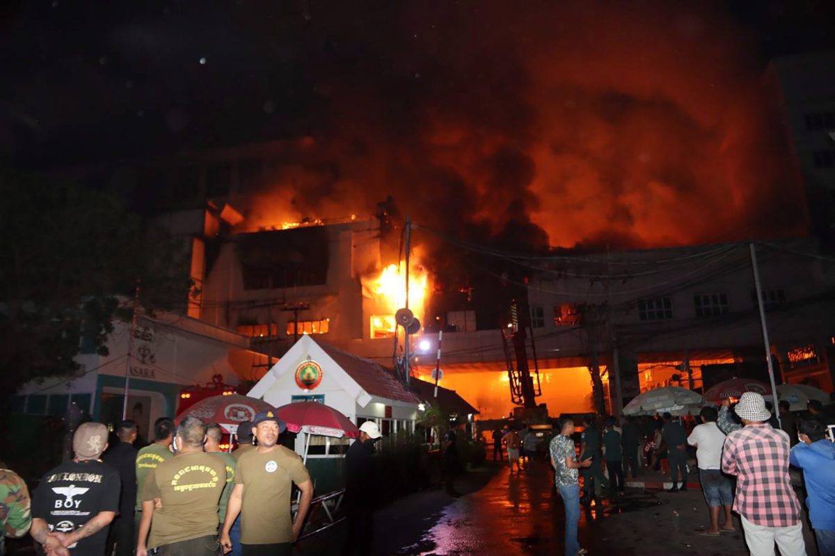 Bomberos intervienen en el devastador incendio declarado el hotel-casino Grand Diamond City en Poipet, provincia de Banteay Meanchey, Camboya, este 29 de diciembre.