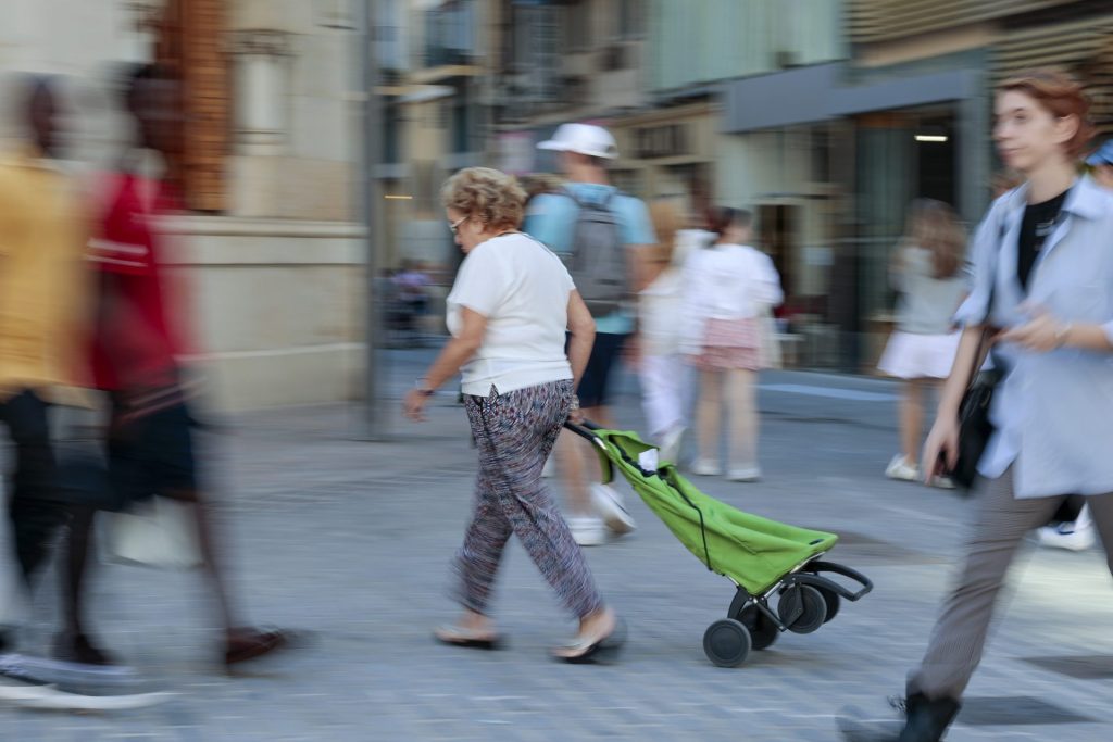 Una mujer se dirige a hacer la compra, en una imagen de archivo en Valencia. 