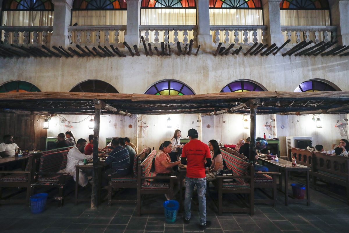 Varias personas comen en el restaurante Shujaa de Souq Waqif de la capital catarí.