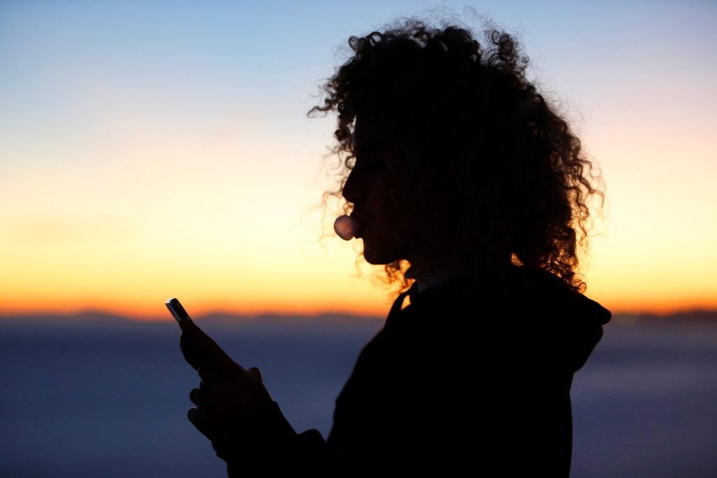 Una joven mira el móvil. En 2023 se esperan nuevas ciberestafas en redes sociales o en el metaverso