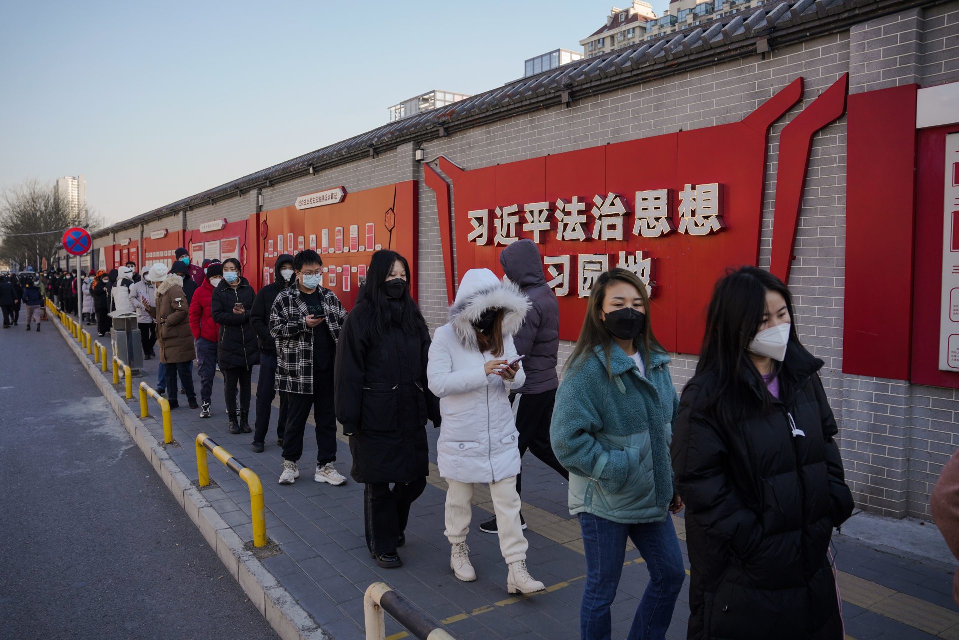 Personas hacen fila para una prueba PCR para COVID-19 en el distrito de Chaoyang en Beijing, China. EFE/WU HAO