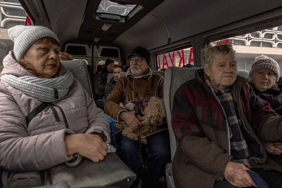 Varios ciudadanos eran evacuados de Jersón hacia Odesa, en el sur de Ucrania, el 30 de noviembre. 