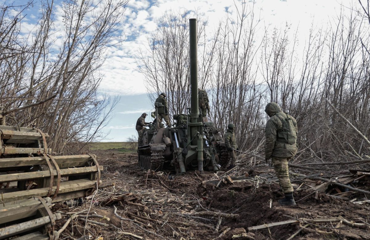 Fuerzas de la autoproclamada República Popular de Donetsk se preparan para disparar un mortero cerca de Bakhmut, en la región de Donetsk.