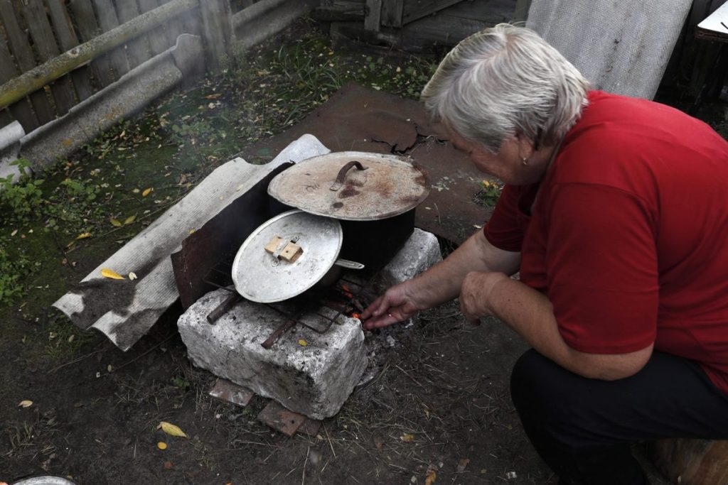 Una mujer prepara la comida en un horno de piedra en una aldea de Ucrania.