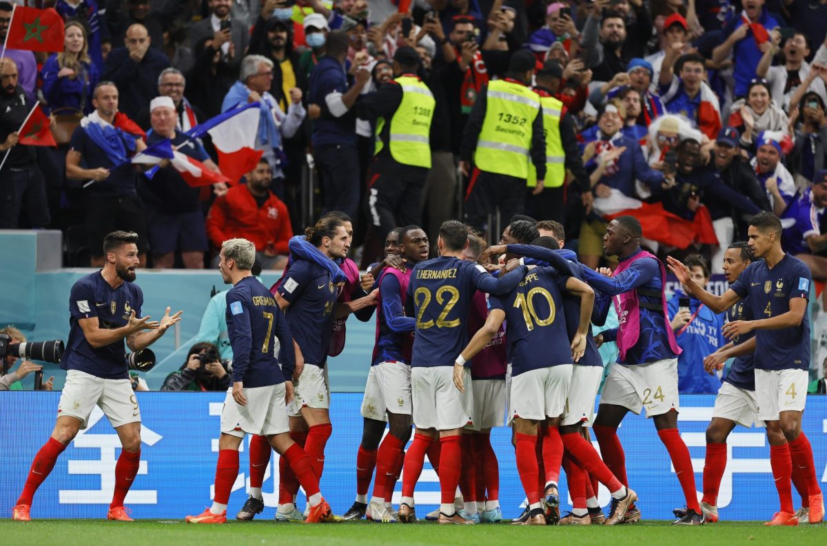 Olivier Giroud (i) celebra con sus compañeros de Francia el 2-1