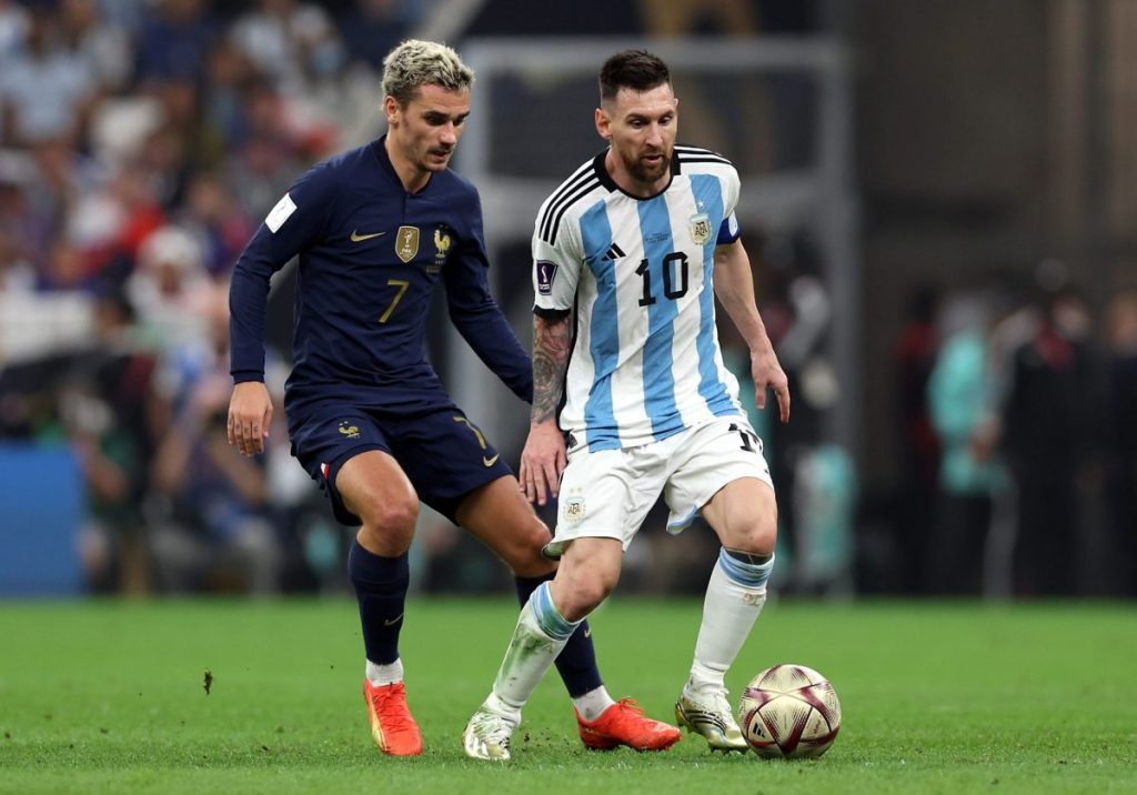 El jugador de Argentina Lionel Messi en acción contra Antoine Griezmann en la final de Qatar 2022