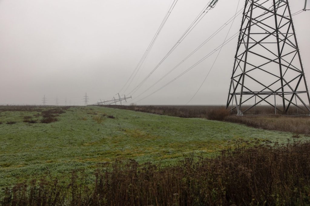 Una línea eléctrica dañada en las afueras de Jersón, en el sur de Ucrania. 