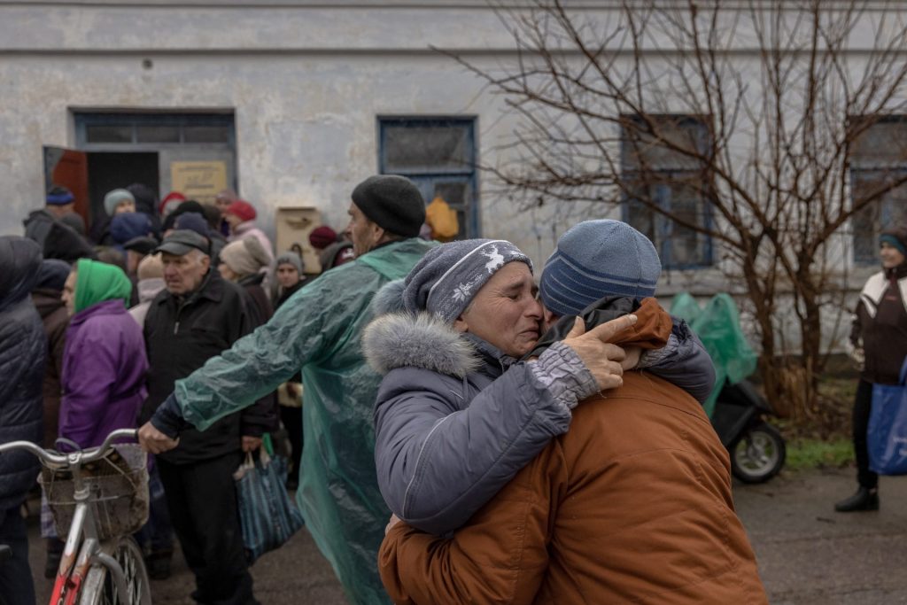 Halyna Chistyakova (c), una ex maestra, abraza a Serhii Shlynka, un ex soldado ucraniano, cuando se encuentran por primera vez después de que el ejército ucraniano recuperara Jersón y sus alrededores, el pasado 25 de noviembre.
