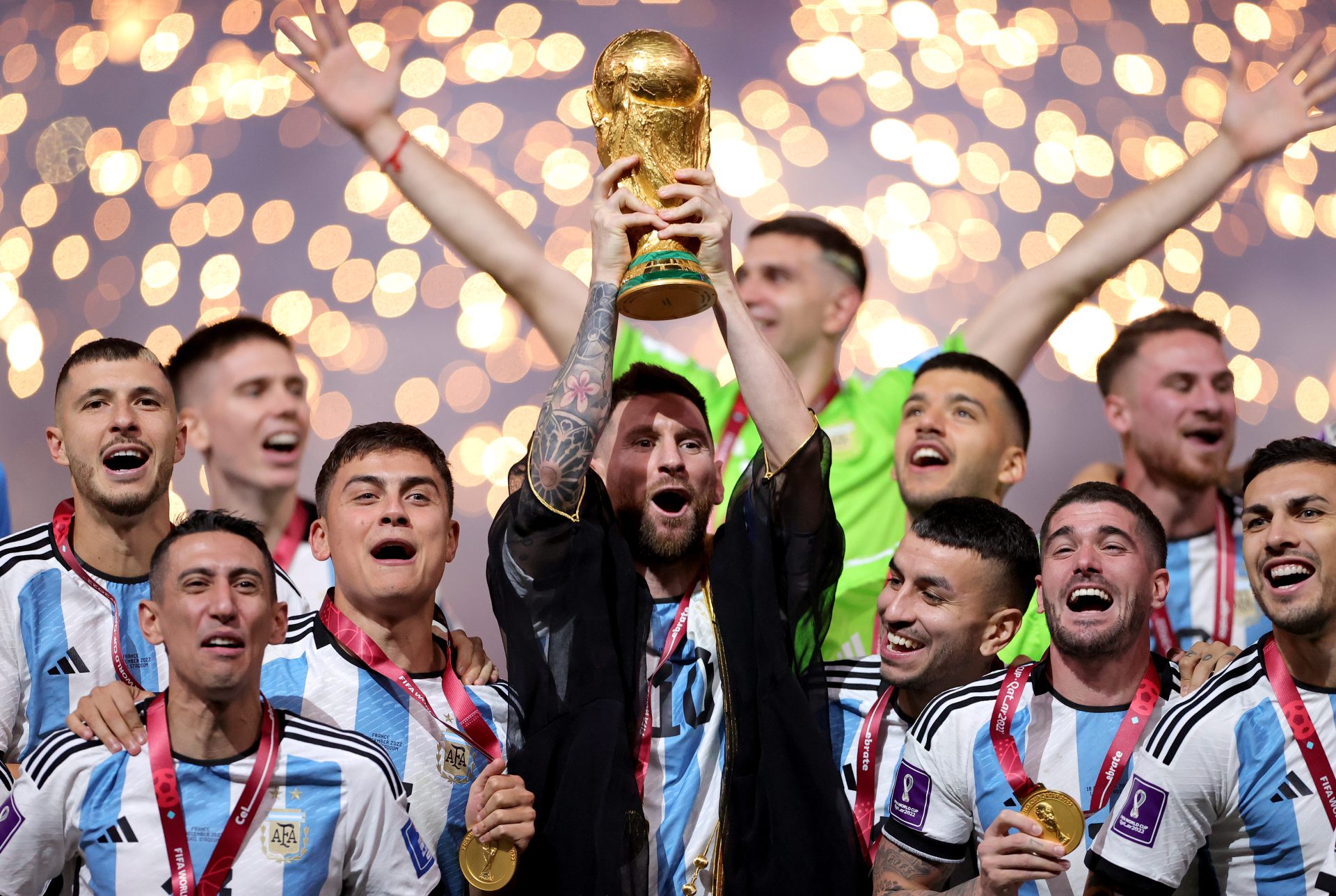 El capitán de Argentina, Lionel Messi, levanta el trofeo de campeones tras vencer en la final de Qatar 2022 entre Argentina y Francia