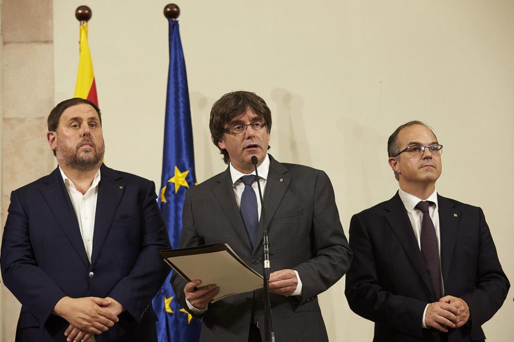 Imagen de archivo del, entonces,  presidente de la Generalitat, Carles Puigdemont (c), el vicepresidente Oriol Junqueras (i) y el conseller de presidencia Jordi Turull, durante la declaración institucional tras la firma de la convocatoria del referéndum del 1-0 en Cataluña.