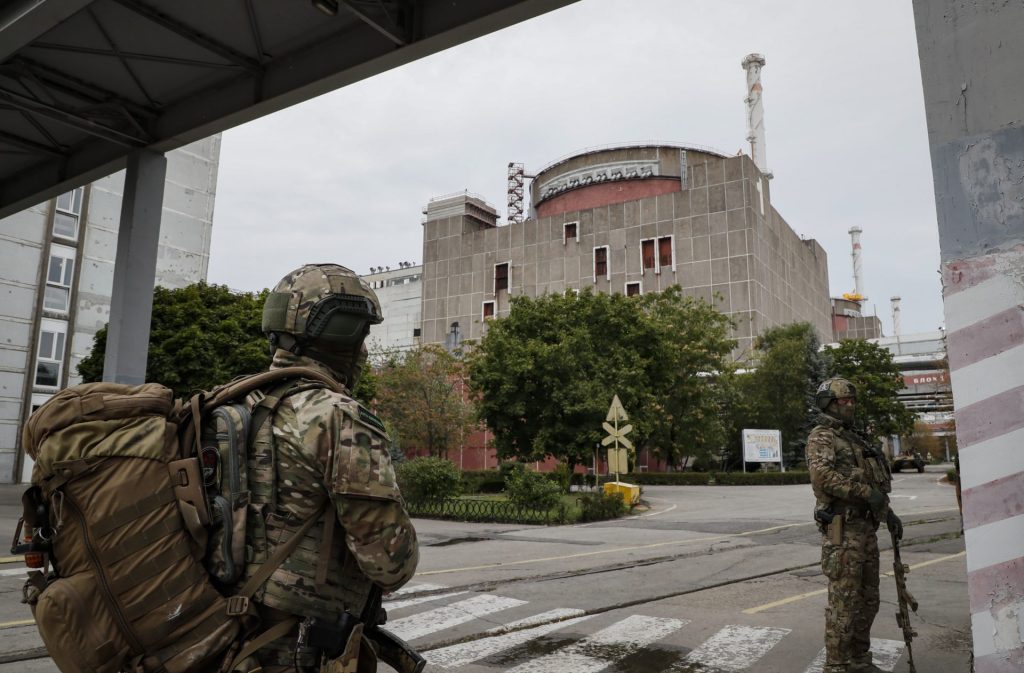 Imagen tomada el pasado mes de septiembre durante una visita organizada por el ejército ruso de unos militares haciendo guardia en el exterior de la planta  nuclear de Zaporiyia en Enerhodar, sureste de Ucrania. 