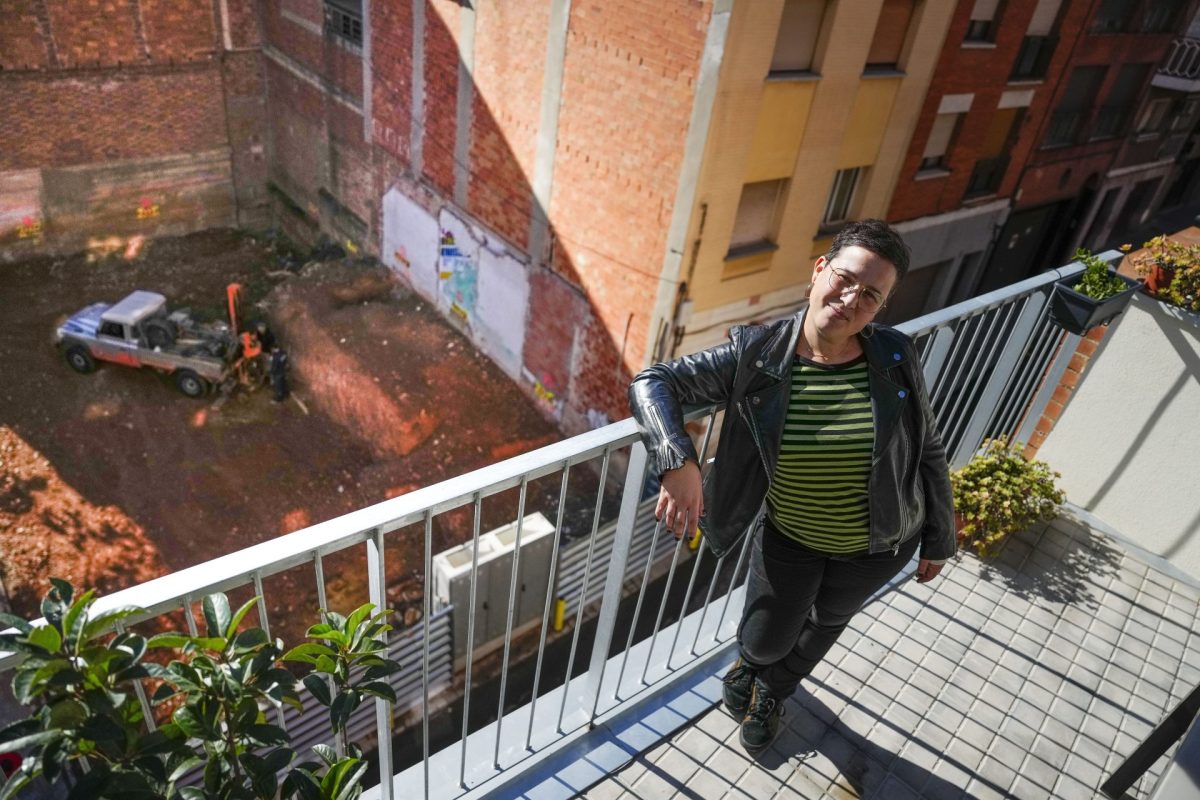 Miriam Solà posa frente a los terrenos del barrio de Roquetes de Barcelona en donde se construye un bloque de viviendas por parte de una cooperativa feminista y de cuidados