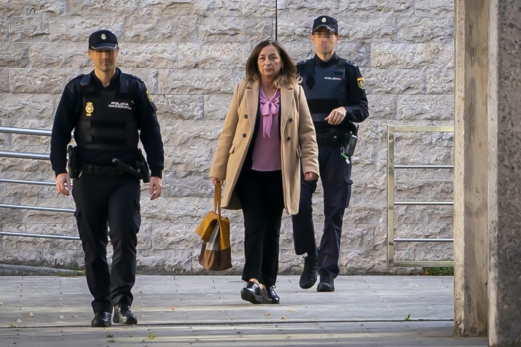 La acusada llegando a la Audiencia Provincial de Cantabria