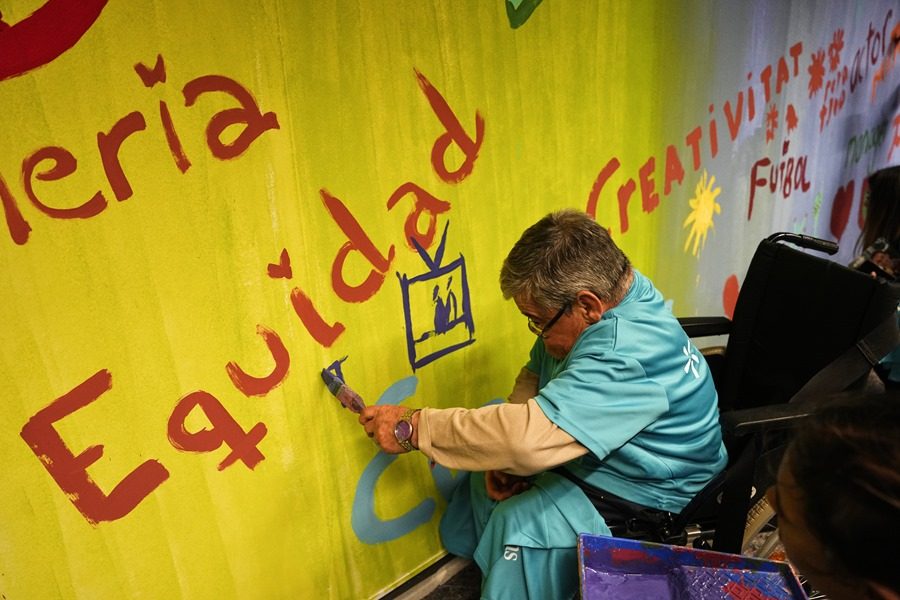 Pintada de un mural organizada por la fundación Eurofirms y TMB con personas con discapacidad en la estación de metro de Arc de Triomf de Barcelona para reivindicar el acceso al trabajo de personas con discapacidad.