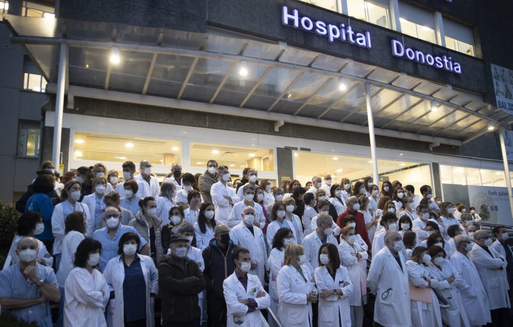 Concentración de los jefes de servicio y médicos del Hospital Donostia. EFE/Javier Etxezarreta