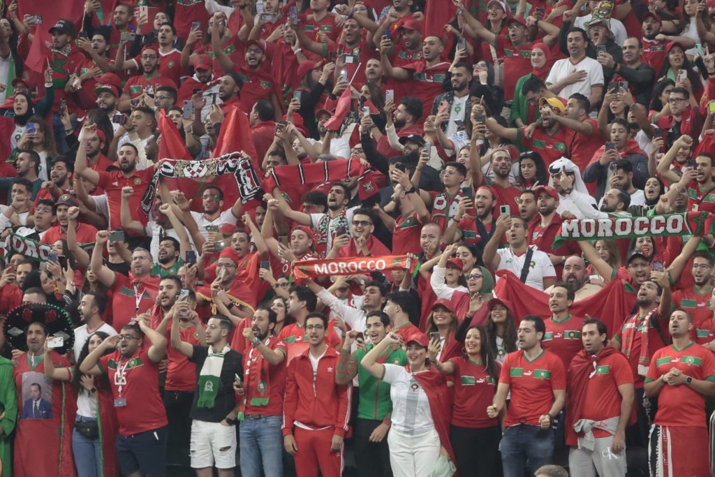 Aficionados de Marruecos animaban a su selección en las gradas del estadio Al Bait en Jor (Catar), durante el partido de  semifinales del Mundial disputado anoche frente a Francia. EFE/ Juan Ignacio Roncoroni