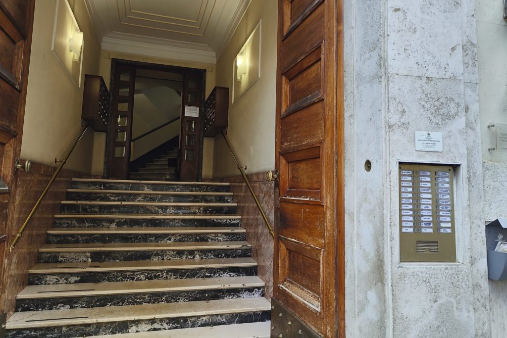 Vista del portal del edificio de Roma donde encontraron a las chicas asesinadas.