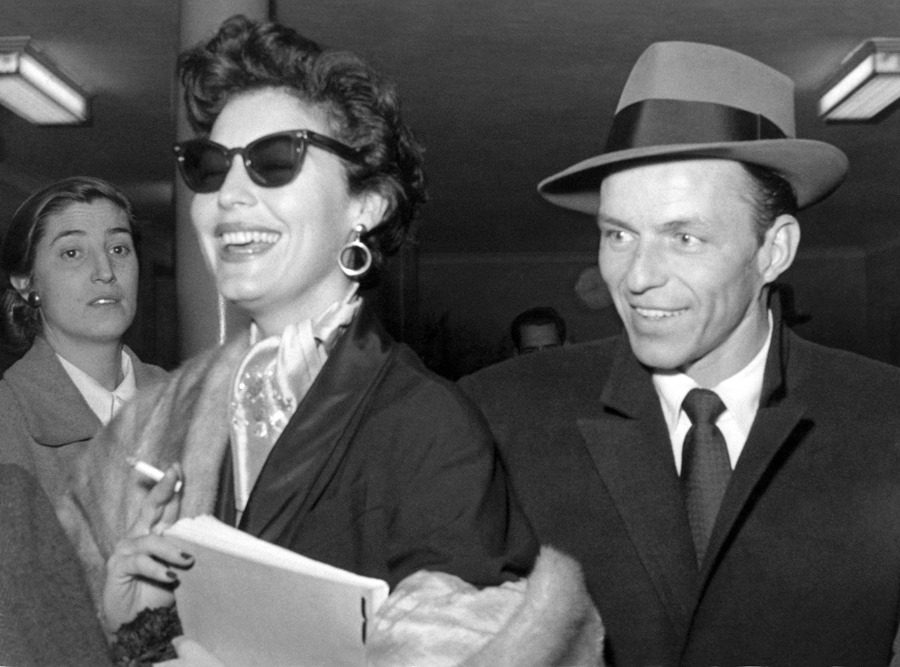 La actriz estadounidense, Ava Gardner y su marido el cantante y actor, Frank Sinatra, en el bar y Museo de Bebidas de Perico Chicote, durante su visita a la capital de España