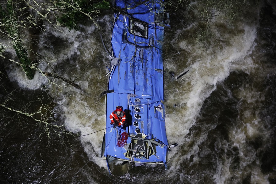 Rescuers conduct a search mission after a bus plunged into the Lérez river in northwest Spain, December 25, 2022. EFE/Lavandeira jr