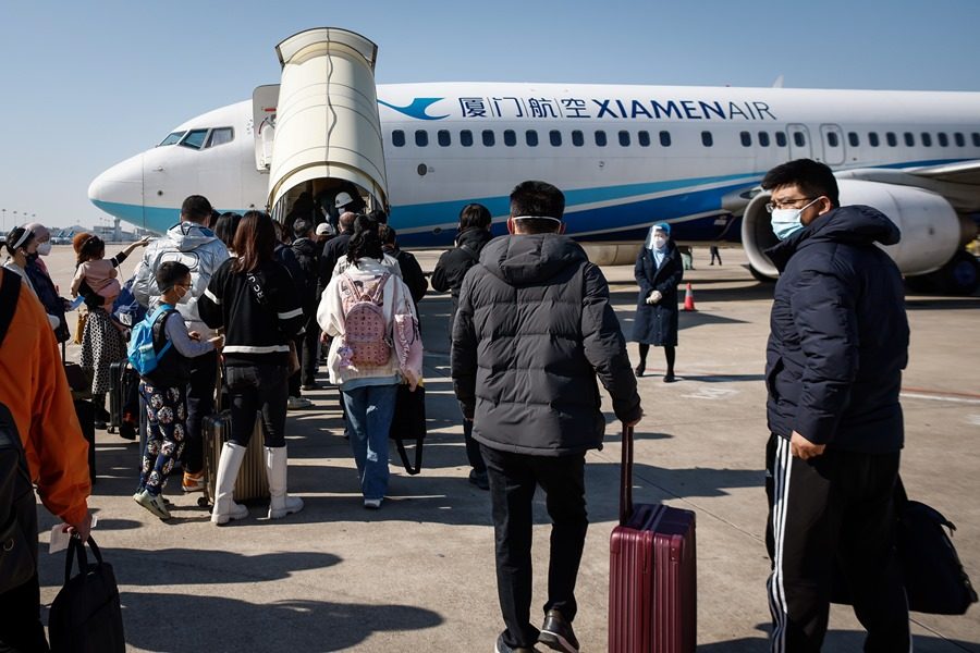 Pasajeros con destino a Pekín se disponen a embarcar en un avión en el Aeropuerto Internacional Xiamen Gaoqi en Xiamen, provincia de Fujian, China, el  pasado 26 de diciembre