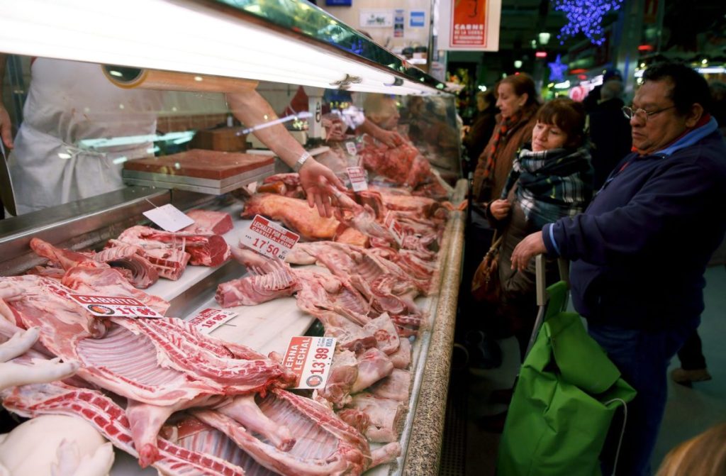 Un puesto en el Mercado de Maravillas, en Madrid, cuando hoy se ha dado a conocer el dato de la inflación de diciembre