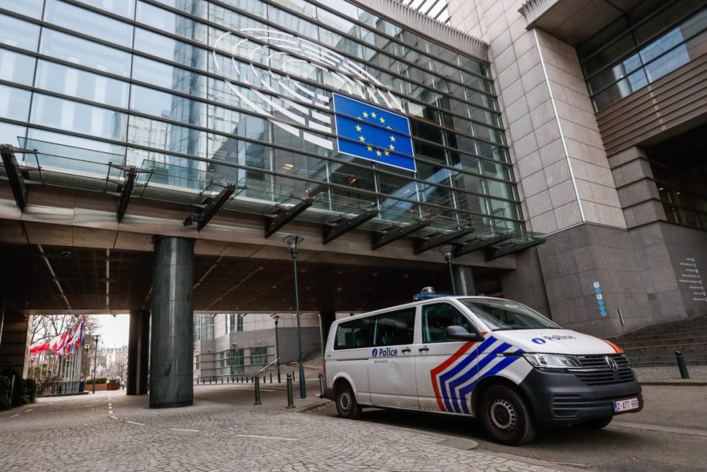 Un furgón policial en el Parlamento Europeo en la investigación de la trama sobre Catar y Eva Kaili