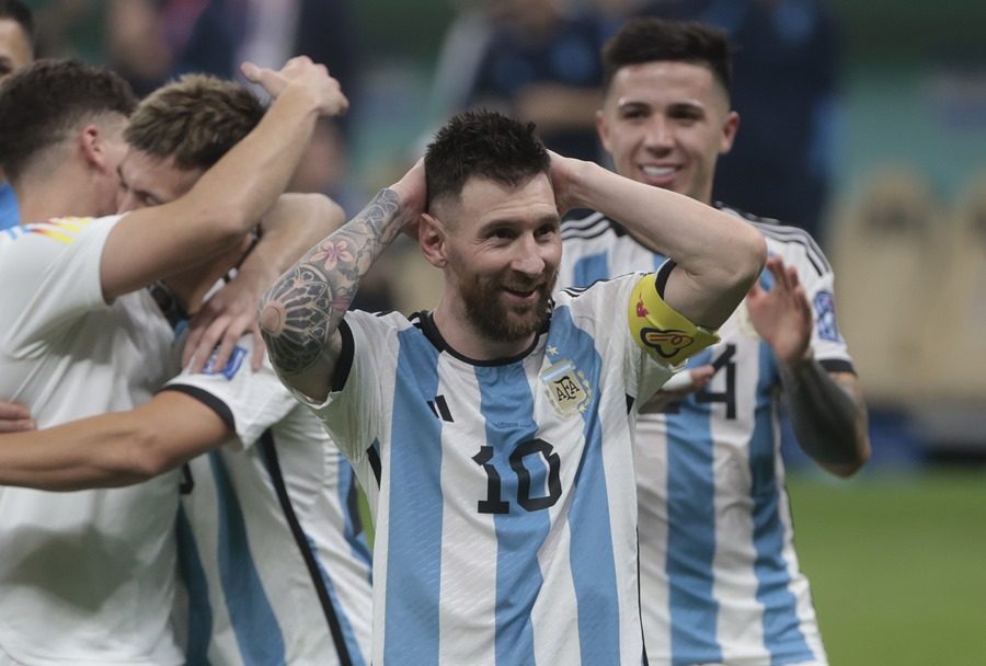 El argentino Lionel Messi celebra la victoria de su selección ante la de Croacia, en el partido de semifinales de Qatar 2022, disputado anoche en ele stadio de Lusalil, Catar.  