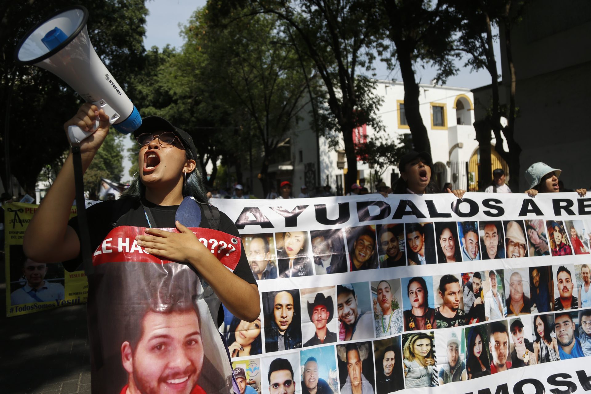 Fotografía de archivo fechada el 10 de mayo de 2022 que muestra a madres y familiares de personas desaparecidas durante una protesta en Guadalajara (México). EFE/ Francisco Guasco