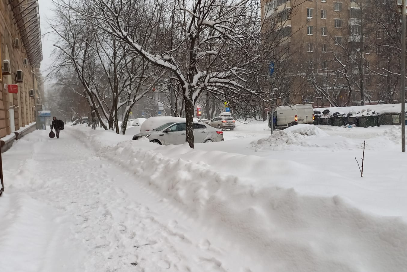 Moscú amanece sepultada por la mayor nevada del siglo XXI thumbnail