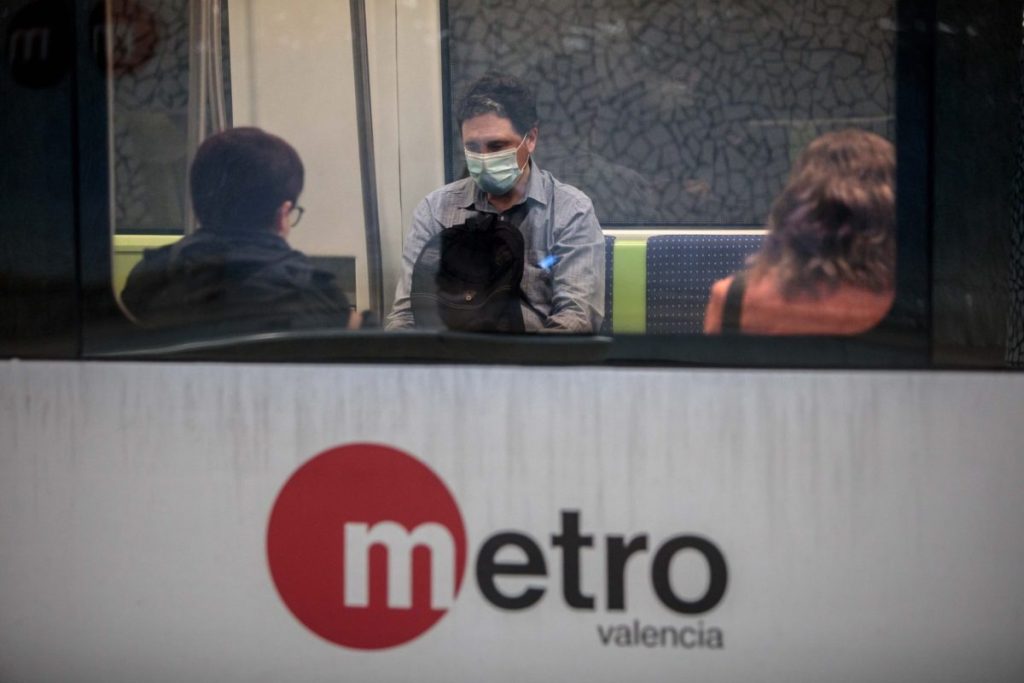 Usuarios de metro con mascarilla que seguirá siendo obligatoria en el transporte público