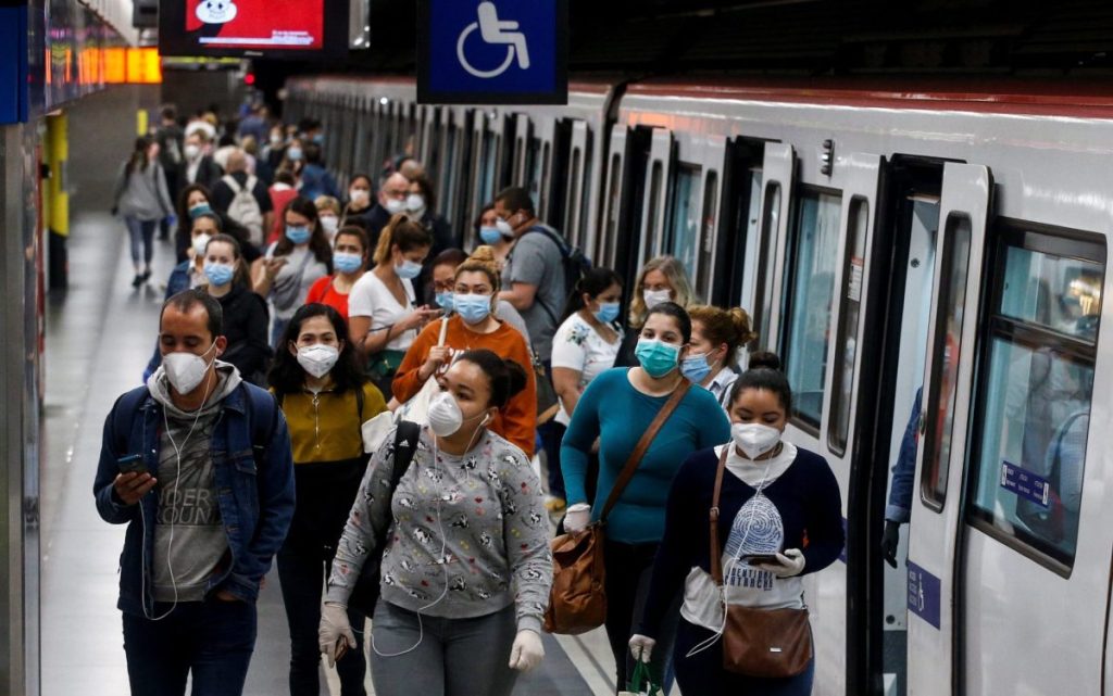 Usuarios del metro con mascarilla que seguirá siendo obligatoria en el transporte público