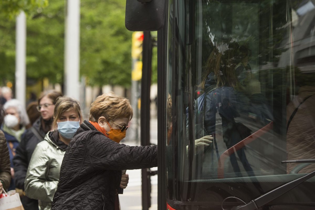 Usuarios de autobús con mascarilla que seguirá siendo obligatoria en el transporte público