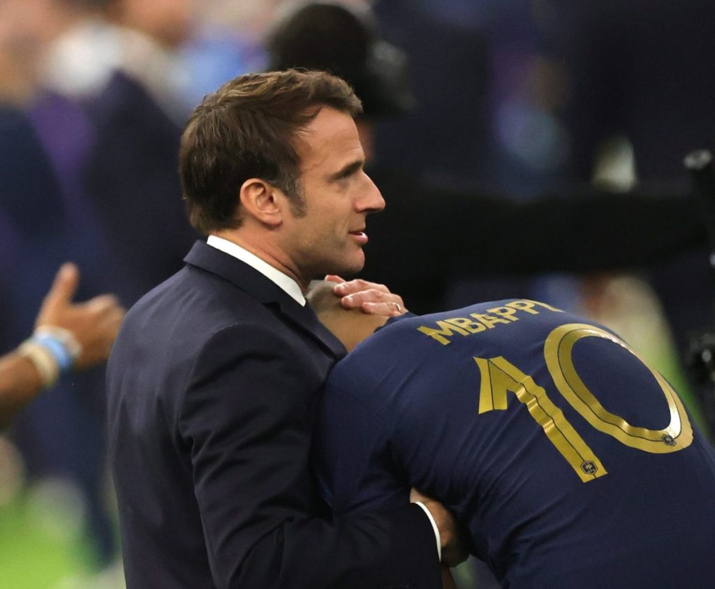 El presidente francés, Emmanuel Macron (i), consuela al jugador Kylian Mbappé, tras perder la final del Mundial de Qatar 2022. 