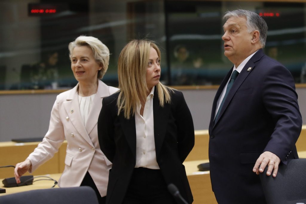 (I-D) La presidenta de la Comisión Europea, Ursula von der Leyen, la primera ministra italiana, Giorgia Meloni, y el primer ministro húngaro, Viktor Orban, durante la reunión del Consejo Europeo que se celebra este jueves en Bruselas. 