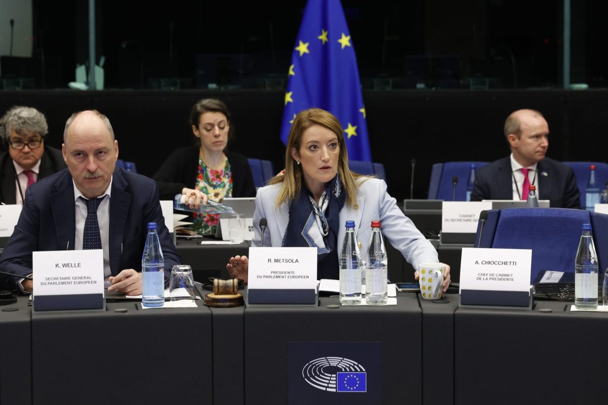 La presidenta del Parlamento Europeo, Roberta Metsola (C),en la conferencia de presidentes celebrada este martes en el Parlamento Europeo en Estrasburgo, Francia.