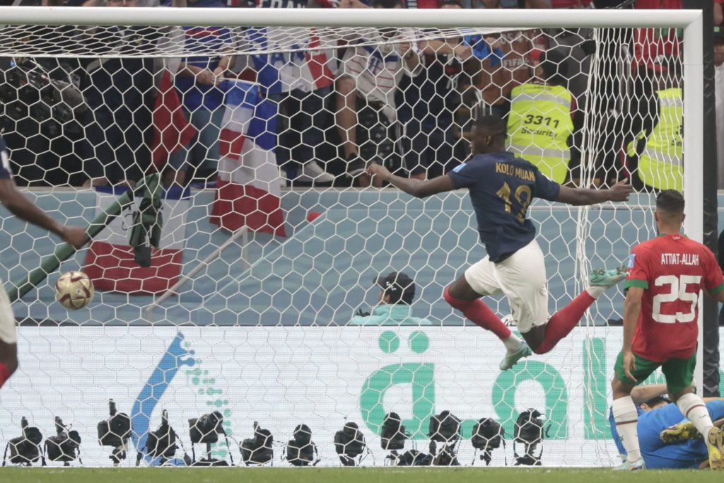 Randal Kolo Muani (c) celebra el segundo gol conseguido para Francia ante Marruecos en la semifinales del Mundial de Fútbol Qatar 2022 disputada anoche en Jor (Catar).