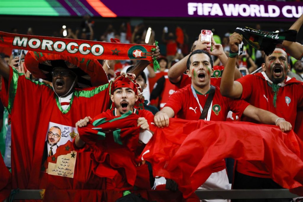 Aficionados de Marruecos animan en el partido de octavos de final del Mundial de Fútbol Qatar 2022 ante España