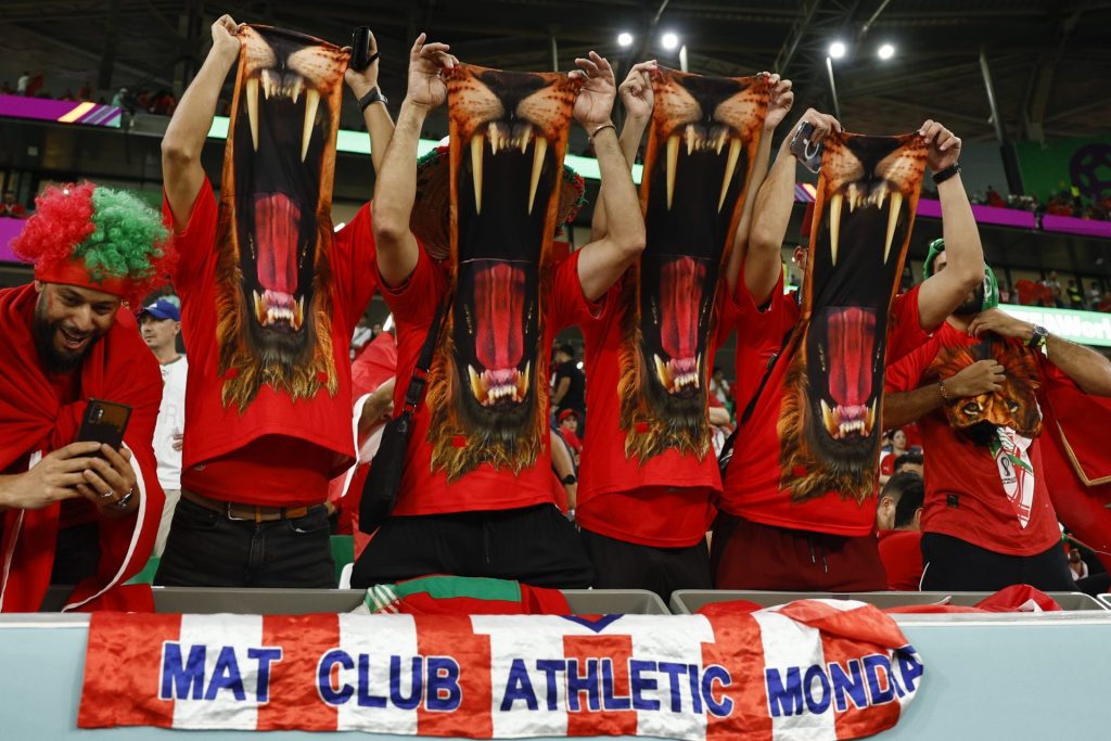Aficionados de Marruecos muestran sus camisetas de leones en el partido de octavos de final del Mundial de Fútbol Qatar 2022 ante España