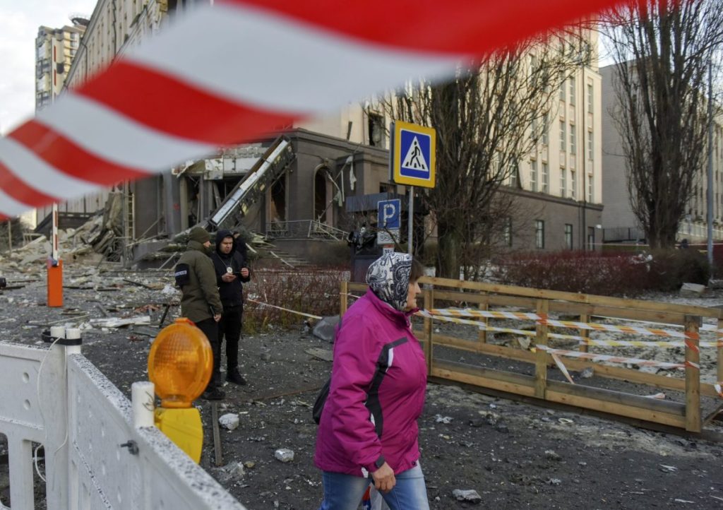 Una mujer camina frente a un edificio dañado en el centro de Kiev, Ucrania.