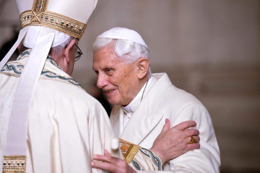 Imagen de archivo del papa Francisco con el papa emérito Benedicto XVI. 