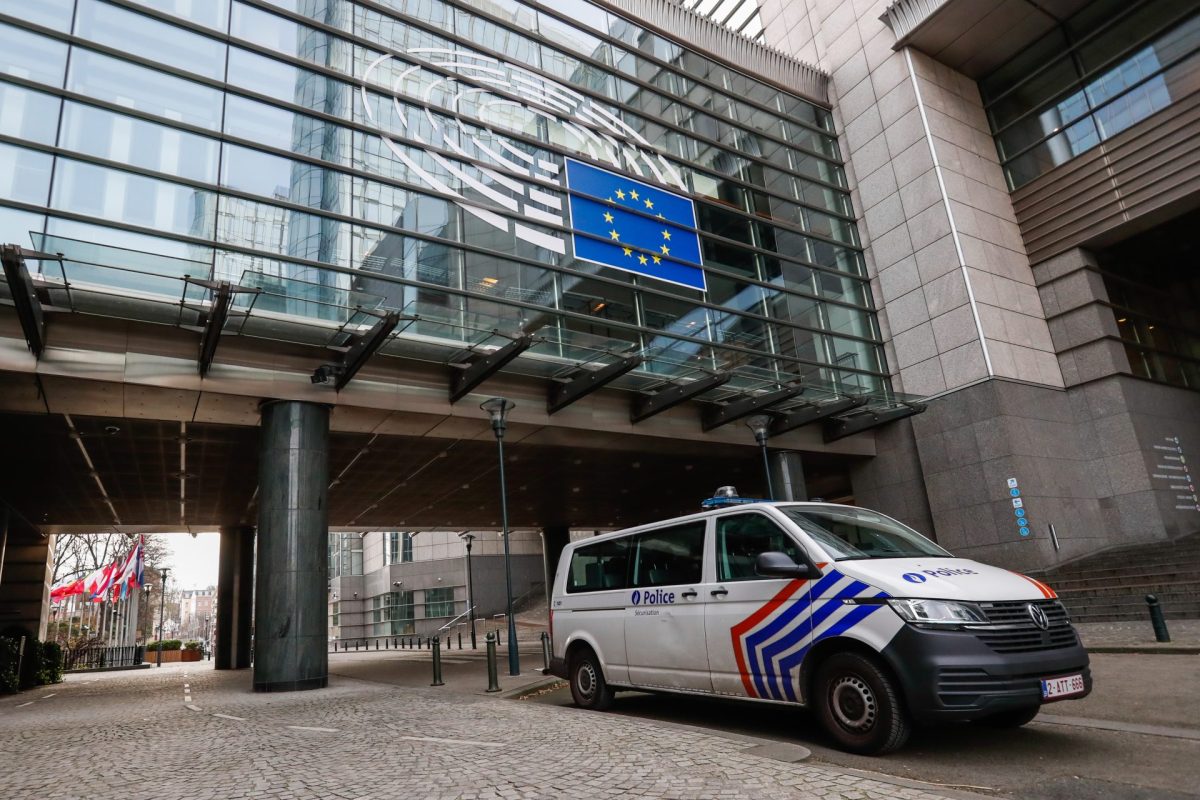 Una furgoneta de la policía hace guardia frente al Parlamento Europeo en Bruselas.