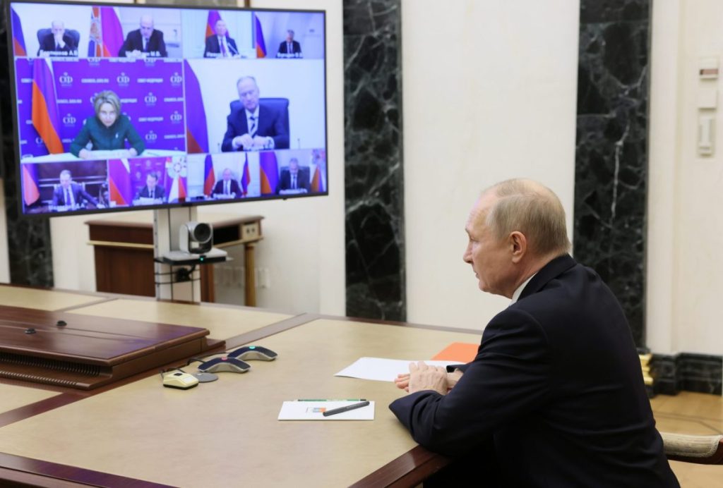 El presidente ruso, Vladimir Putin, preside por videoconferencia una reunión con miembros del Consejo de Seguridad de Rusia, en la residencia estatal Novo-Ogaryovo, en las afueras de Moscú.