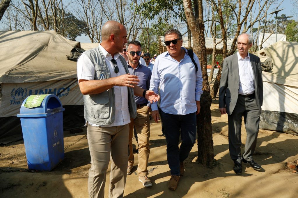 Imagen de archivo del, entonces, presidente del subcomité de Derechos Humanos del Parlamento Europeo, el italiano Pier Antonio Panzeri (c), durante una visita a un campamento de rohinyás en Bangaldesh, en 2018.