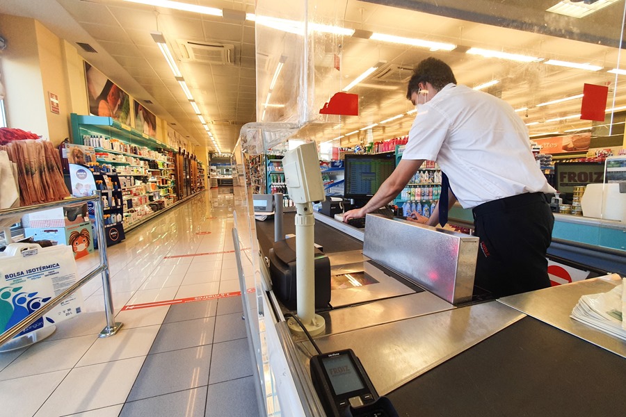 Un cajero trabaja en un supermercado, en una imagen de archivo.